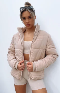 Not Giving In Puffer Jacket Sand -LuxeFit Shop NOT GIVING IN PUFFER JACKET 20.07.21 04 scaled